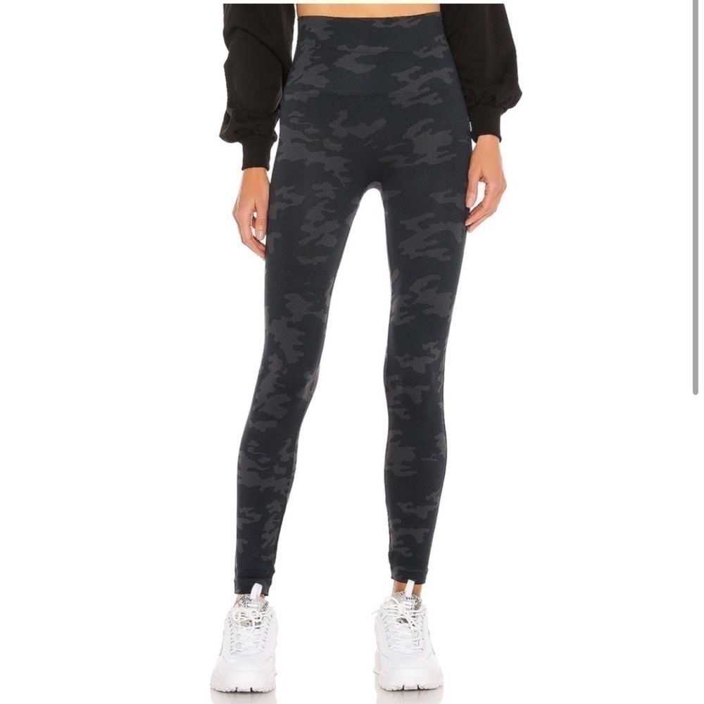SPANX Look at Me Now Gray Camo Print Size Medium